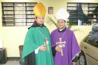 Con cara dura, una mitra y unas túnicas de colores, cualquiera puede autopresentarse como obispo