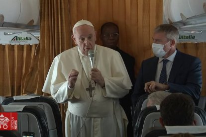 El Papa respondió las preguntas de los periodistas en el vuelo de vuelta de Bratislava a Roma