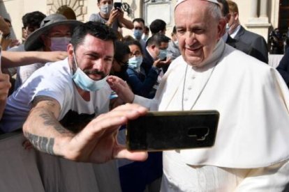 El Papa saluda a los católicos tras su última catequesis sobre la oración sacerdotal de Jesús en el Vaticano.