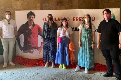 Visitantes en la exposición de Carlo Acutis sobre milagros eucarísticos en el marco especial de la basílica de Daroca