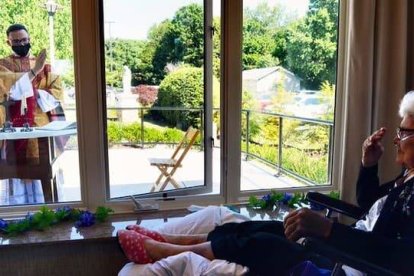 El pasado 18 de julio, el padre Anthony celebró una de sus primeras misas en el cumpleaños de su abuela, que cumplía 98. Con un cristal por medio, por razones de seguridad ante el covid.