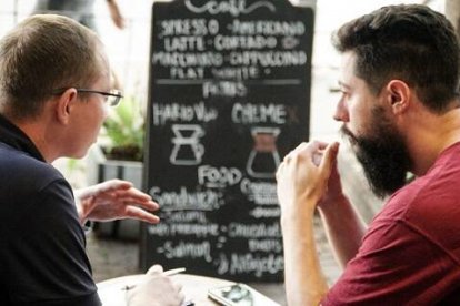 Evangelizadores judíos mesiánicos en el Café HaOgen de Tel Aviv... con estilo hebreo, anuncian a Jesús