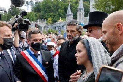 El presidente francés, Macron, con los actores del musical Bernadette en el santuario de Lourdes