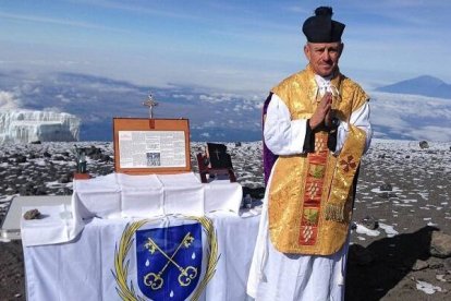 Antony Summich, sacerdote de la Fraternidad Sacerdotal de San Pedro, celebra la misa tradicional en el Kilimanjaro. a 6.000 m... pero casi todos los feligreses preferirían tenerla más cerca