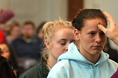 La imposición de la ceniza es el rito que inicia la Cuaresma con el Miércoles de Ceniza