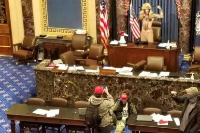 Jake Angeli, de 33 años, actor y sin profesión estable, ex miembro de la Marina, es el seguidor de Donald Trump que captó la atención mundial desde la presidencia del Senado tras la aún no explicada ocupación del Capitolio el 6 de enero.