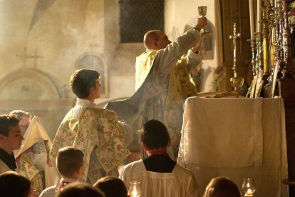 Una de las características de los grupos que mantienen la misa tradicional es su baja media de edad, por la asistencia de numerosas familias jóvenes.