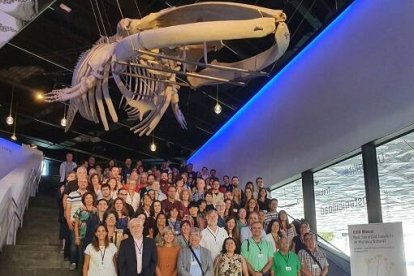 Socios y amigos de la RSEHN en 2019, a la sombra del pasado y de la ciencia