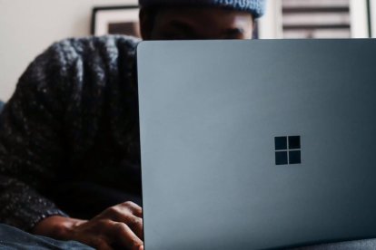 Una vez que se empieza, la necesidad de ver pornografía más tiempo y en modalidades de mayor perversión tiene una explicación fisiológica sencilla. Foto: Surface / Unsplash.