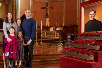 Patrick Kelly, con su mujer y sus tres hijas junto a una imagen del padre Michael J. McGivney, fundador de los Caballeros de Colón