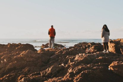 Aunque con una humanidad común, el hombre y la mujer tienen diferencias por naturaleza: no todas son convenciones socioculturales. Foto (contextual): Joel Mott / Unsplash.