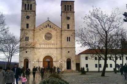 Salida de misa en la parroquia franciscana de la Asunción, en Siroki-Brijeg (Bosnia-Herzegovina). Foto: Wikipedia.