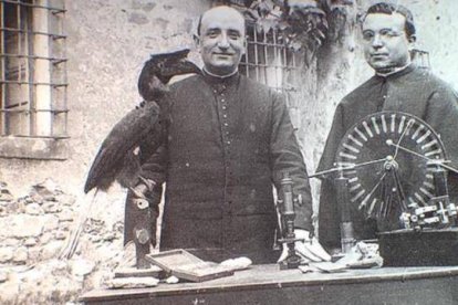 Los padres paules Mariano Díez Tobar (derecha) y Manuel Santín, detrás de alguno de sus inventos.