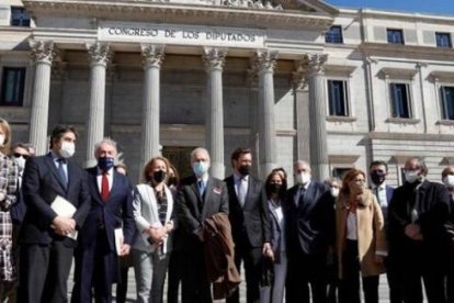 Delegados de la Asamblea por la Vida y diputados de Vox, PP, UPN y Foro Asturias, en el Congreso, comprometidos contra la eutanasia