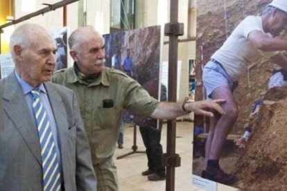 Un anciano Emiliano Aguirre en 2011, con Eudald Carbonell, en una muestra sobre su trabajo en Atapuerca - foto de Ricardo Ordóñez . Ical