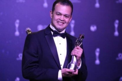 Álex Bueno en 2019 cuando recibió su premio Soberano al Mérito - uno de los más famosos cantantes internacionales de República Dominicana