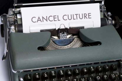 La «cultura de la cancelación» (Cancel Culture, en inglés) divide la sociedad en víctimas y verdugos con la intención de extirpar de la cultura occidental hasta la última huella cristiana. Foto (contextual): Markus Winkler / Unsplash.