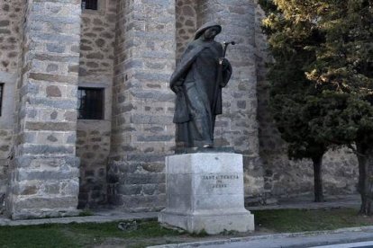Teresa, la «santa andariega», una vida de fundación en fundación donde cada paso deja una huella de entrega a Dios. Foto: Estatua de Santa Teresa de Jesús en el Monasterio de la Encarnación de Ávila.