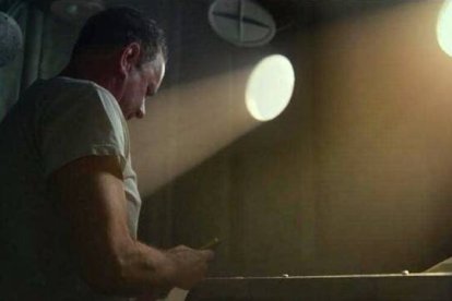 Tom Hanks, en el papel del capitán Krause, reza en su camarote en «Greyhound: enemigos bajo el mar» (2020) de Aaron Schneider.