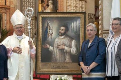 El obispo Demetrio de Córdoba y las religiosas que mantienen el carisma del padre Cosme con niñas pobres