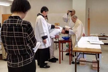 Kajiwara, antiguo obispo anglicano japonés, realiza un bautizo a un adulto, ya como sacerdote católico en 2017