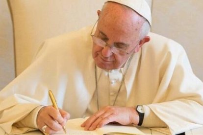 El Papa Francisco escribiendo... sus reflexiones sobre la pandemia pueden ayudar a muchos