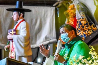 El obispo de Malolos (Filipinas), Dennis Villarojo, en la inauguración de un templo a San Andrés Kim Taegon en febrero de 2021. Foto: Diócesis de Malolos.
