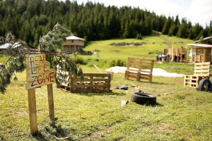 La vida real no es la vida que la cultura de la postmodernidad había ofrecido a las jóvenes generaciones. Una insatisfacción que les hace volver la vista atrás. Foto: Discover Savsat / Unsplash.