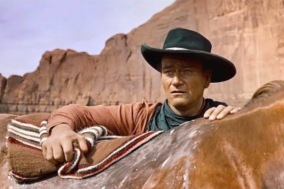 John Wayne en «Centauros del desierto [The Searches]» (1956) de John Ford, una de las mejores películas de ambos y fija en casi todos los Top Ten de la historia del cine.