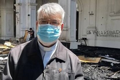 Pedro Narbona, párroco de dos iglesias atacadas en Chile, premiado por su llamamiento al perdón, la reconstrucción y la resistencia