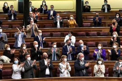 Diputados aplauden en diciembre la aprobación de la eutanasia en su primer trámite en el Congreso de los Diputados.
