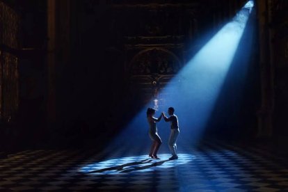 Un momento del inapropiado vídeo de Tangana grabado en la catedral de Toledo. ¿Más inapropiado que el abordaje turístico de templos donde Dios es marginado por unos y ninguneado por otros?