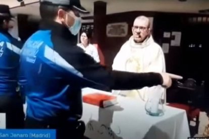 Policías interrumpen la misa del domingo de Resurrección en Madrid, donde el párroco celebraba en el patio para que los vecinos escucharan desde los balcones