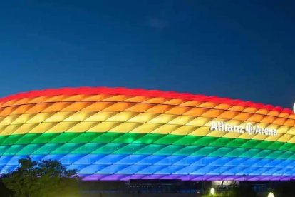 Con el estadio Arena de Múnich así iluminado querían recibir a la selección de Hungría este miércoles en la Eurocopa en su partido contra Alemania