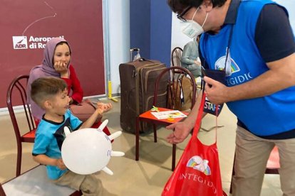 Voluntario de San Egidio atendiendo a los refugiados afganos