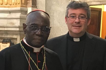 El cardenal Sarah, con el padre Jorge López Teulón, autor del libro sobre la persecución religiosa en Toledo