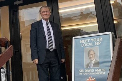 David Amess en una sesión abierta para recibir ciudadanos con quejas o propuestas (algo que no existe en España)