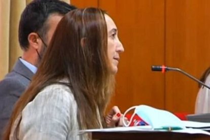 Paula Badanelli, concejal en Córdoba, defiende el derecho a reza, rezando un Avemaría en el pleno municipal