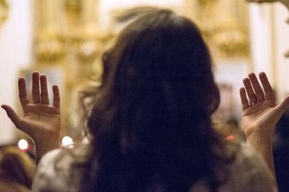 En la oración carismática se implora la acción del Espíritu Santo capaz de cambiar vidas y almas