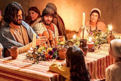 Escena de la serie The Chosen - Jesús alegre festeja con niños en las bodas de Caná... la actitud de Jesús enseña mucho sobre el amor esponsal y las relaciones