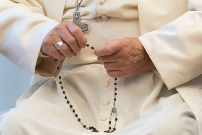 Francisco reza el Rosario... en mayo, anima a hacerlo cada día, contra la pandemia