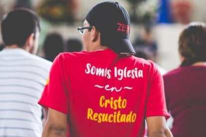 Jon se convirtió al catolicismo atraído "por las cosas de las que más nos avergonzamos" de la Iglesia: Su autoridad, su continuidad con el pasado, el misterio y la trascendencia de la liturgia.