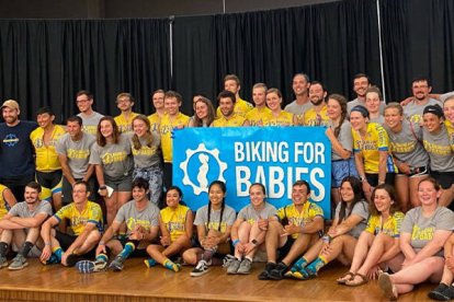 Grupo de ciclistas de Biking for Babies que han recorrido Estados Unidos