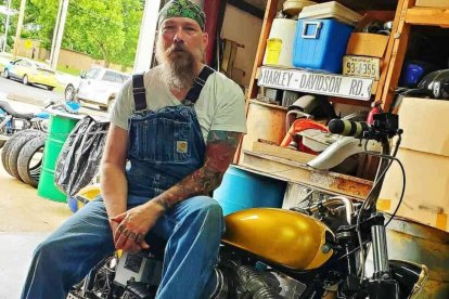 Burrows vive ahora en su granja junto a su familia en Misuri, donde la fe es un elemento central.