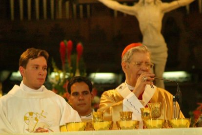 El cardenal Jorge Urosa junto al padre Christian Díaz Yepes, autor de estas líneas, en su primera misa en 2007.