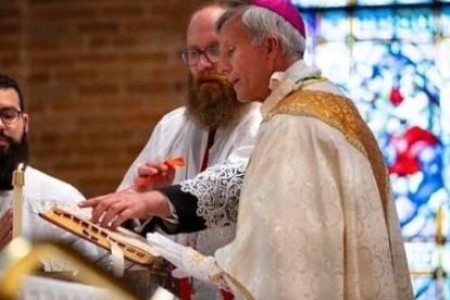 El obispo de Tyler (Texas), Joseph Strickland, celebrando la misa tradicional. Foto: National Catholic Register.