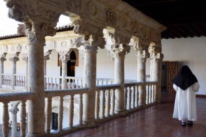 Las dominicas de clausura de Las Dueñas comienzan su jornada a las 6 de la mañana y dedican parte de ella a lo que mejor saben hacer: rezar y preparar dulces.