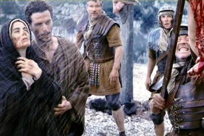 María Corredentora, a los pies de la Cruz donde su Hijo obró la Redención. Escena de la lanzada en «La Pasión» (2004) de Mel Gibson.