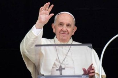 El Papa Francisco saluda a los fieles durante el rezo del Ángelus
