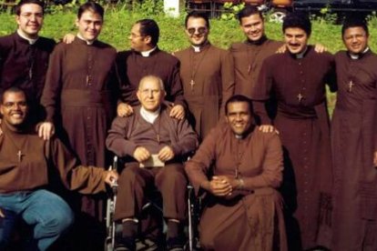 El padre Defina, en silla de ruedas, con religiosos y novicios salvistas
